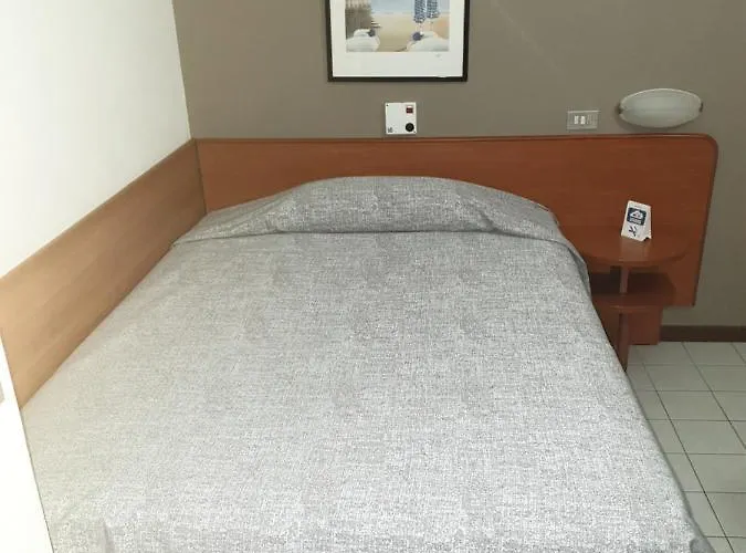 מלון Hotel Ravenna 3*